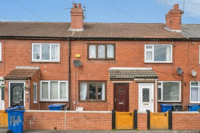 2 bed property, in Daw Lane, £90,000