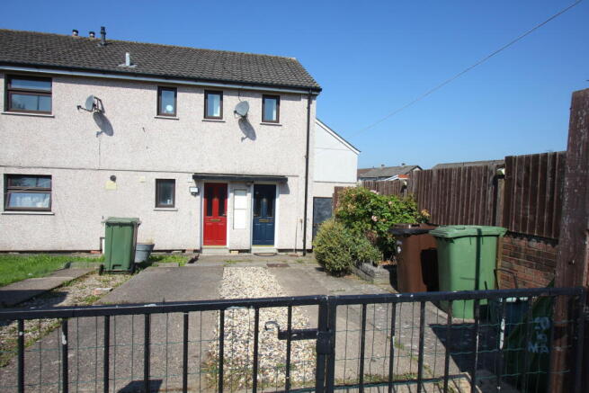 2 bed property, in Clos Guto, £125,000