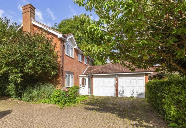 4 bed property, in Meare Close, £725,000