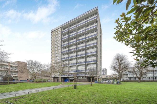 2 bed property, in Rotherhithe New Road, £270,000