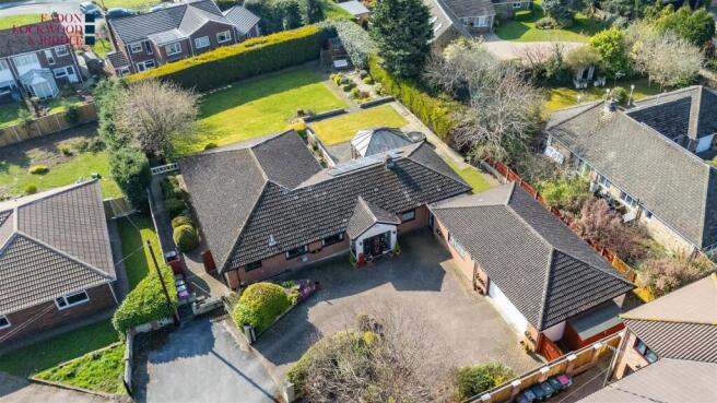 5 bed property, in Almond Glade, £725,000