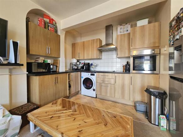 2 bed property, in Grosvenor Road, £170,000
