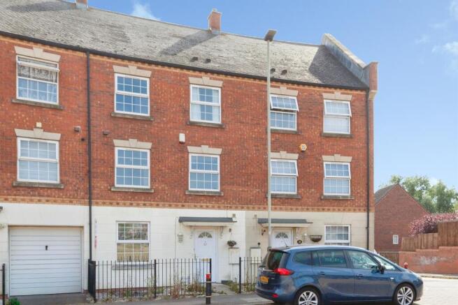 4 bed property, in Hamilton Circle, £260,000