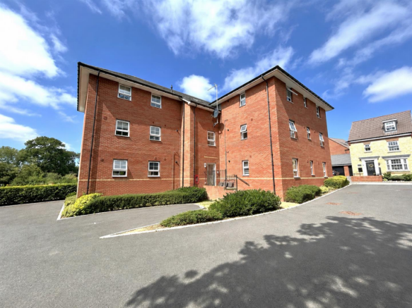 1 bed property, in Elms Road, £160,000