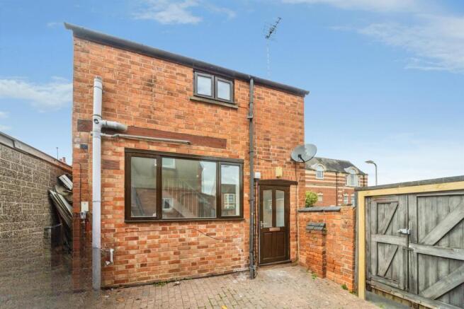 1 bed property, in Windsor Street, £150,000