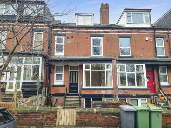 2 bed property, in Knowle Avenue, £210,000