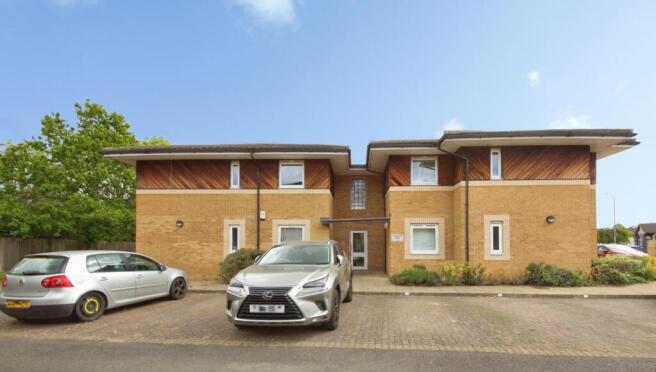 2 bed property, in Stafford Avenue, £270,000