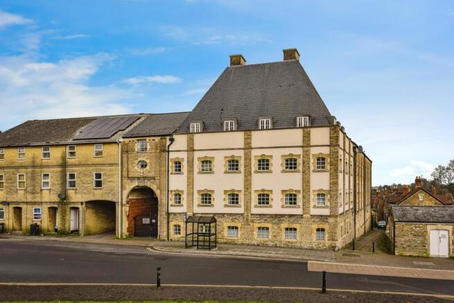 2 bed property, in Gentle Street, £198,000