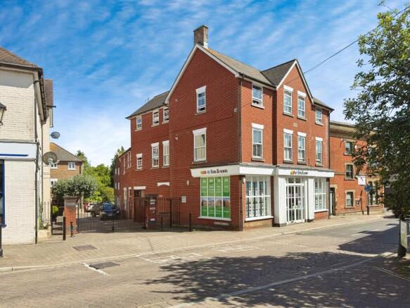 2 bed property, in Riverside Place, £160,000