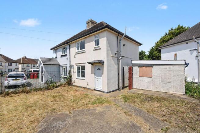 2 bed property, in Moreland Avenue, £220,000