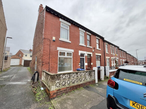 3 bed property, in Cunliffe Road, £105,000