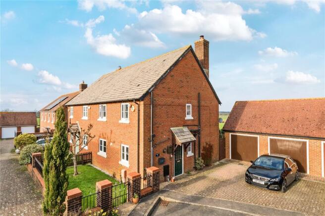 3 bed property, in Meadow Vale, £360,000