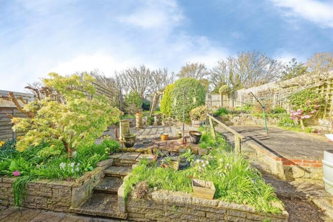 2 bed property, in Meadow Road, £225,000