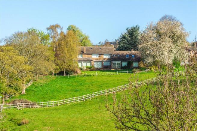 5 bed property, in High Street, £900,000