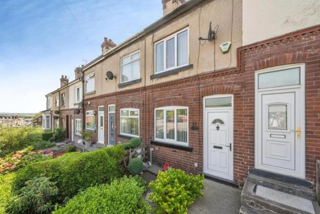 3 bed property, in High Street, £65,000