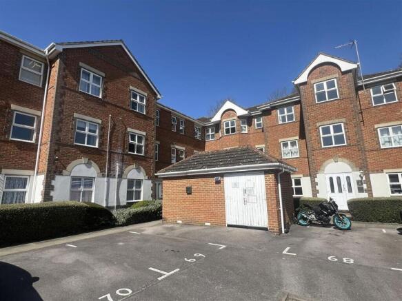 2 bed property, in Norn Hill, £145,000