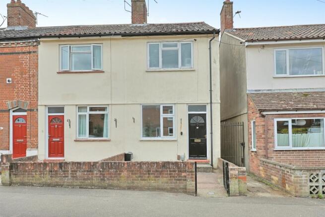2 bed property, in Albany Road, £165,000
