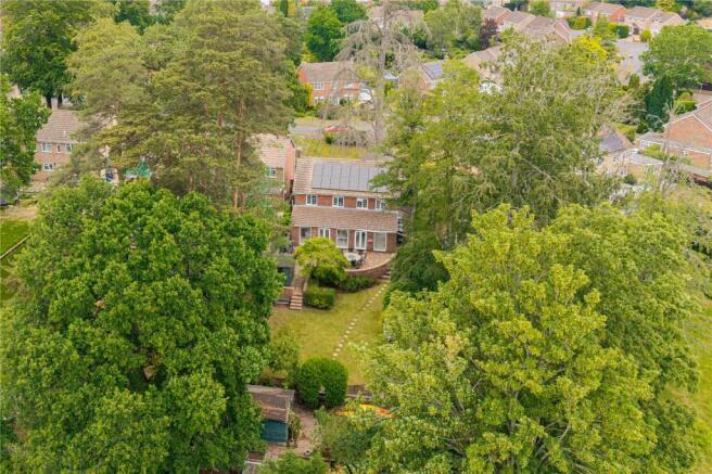 5 bed property, in Conifer Crest, £775,000