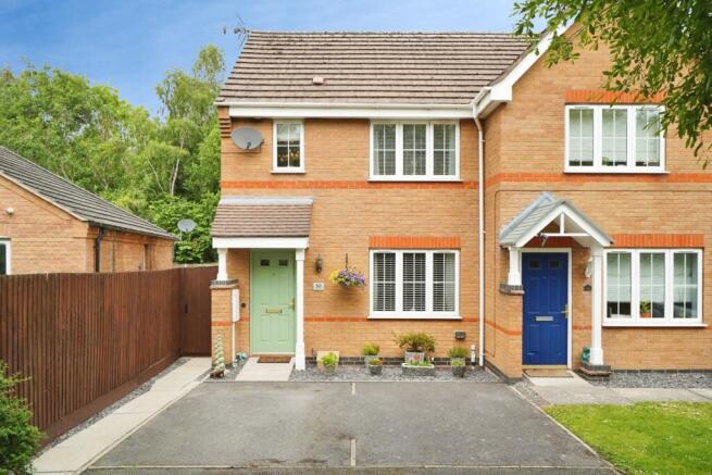 3 bed property, in Hampton Close, £260,000