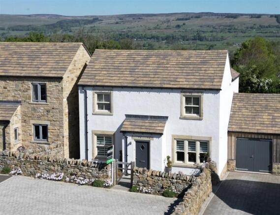 3 bed property, in Heather Court, £450,000