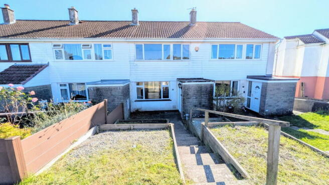 3 bed property, in Manor Way, £260,000