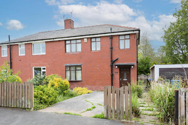 3 bed property, in Cedar Drive, £160,000