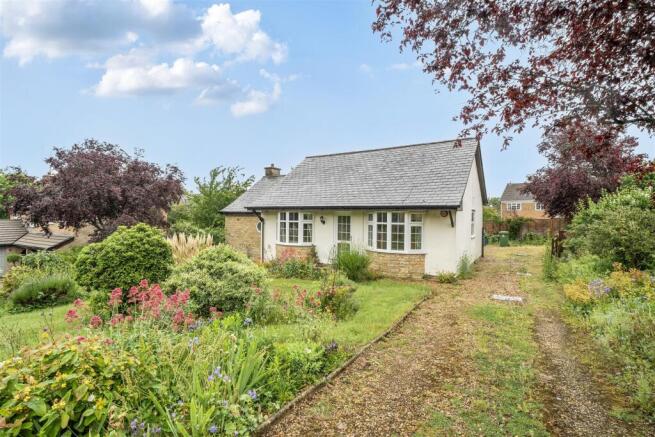 3 bed property, in Brackley Road, £475,000
