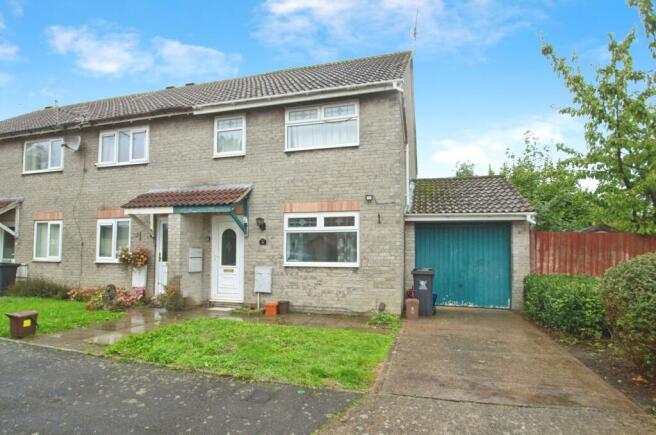 3 bed property, in Horwood Close, £180,000