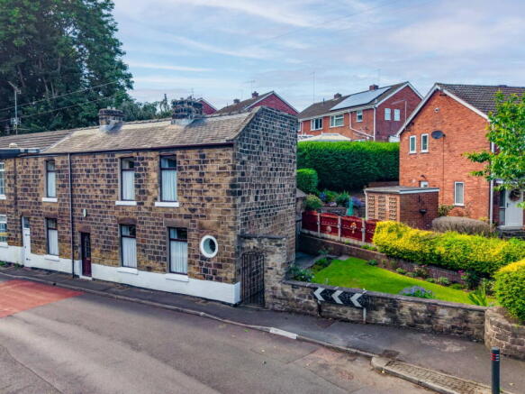 3 bed property, in High Street, £220,000