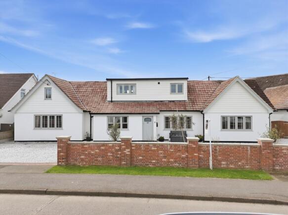 5 bed property, in Mayland, £850,000