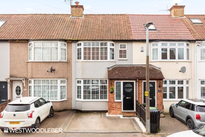 2 bed property, in River Avenue, £400,000