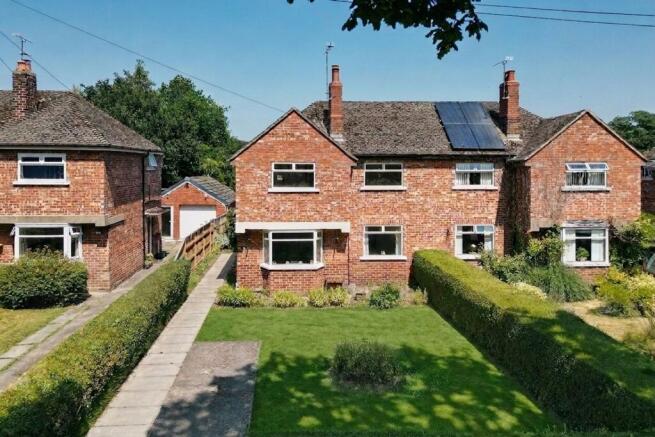 3 bed property, in Lampits Lane, £300,000