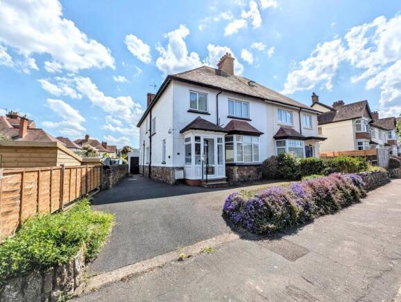 4 bed property, in Queens Road, £350,000