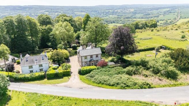2 bed property, in Ranmore Common, £550,000