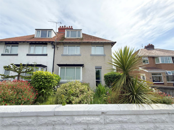 5 bed property, in Victoria Road, £180,000