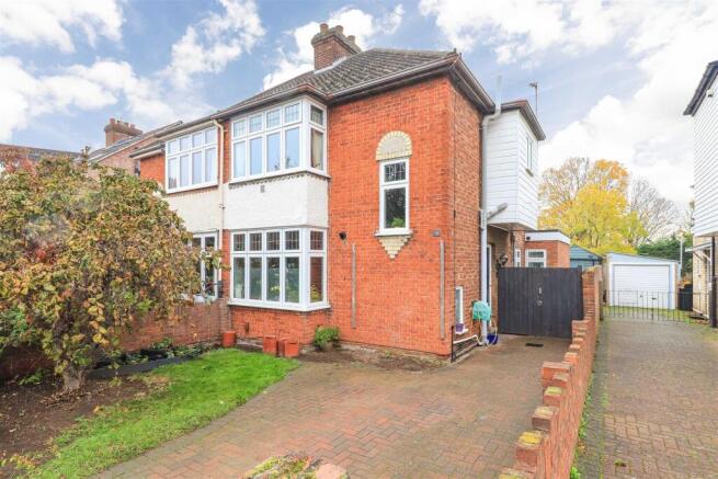 3 bed property, in Lovell Road, £550,000