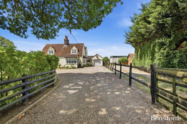 4 bed property, in Bicknacre Road, £750,000