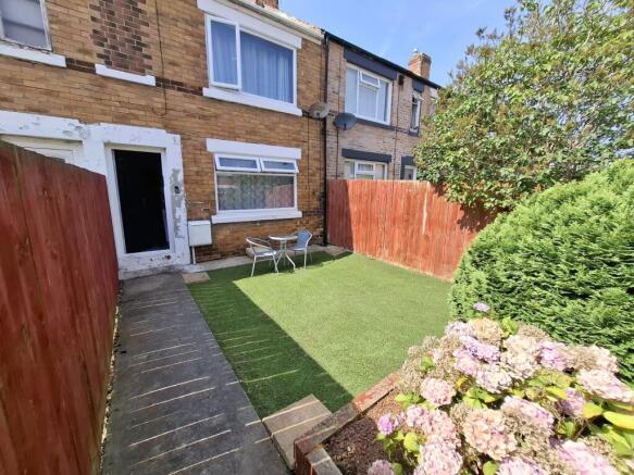 2 bed property, in Queens Avenue, £99,995