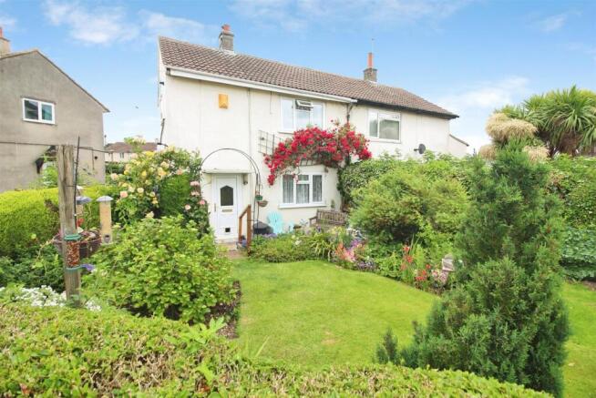 2 bed property, in Eversley Mount, £160,000