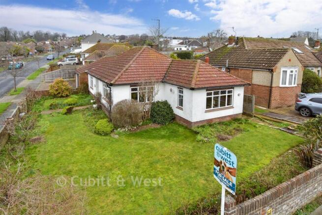 3 bed property, in Cowley Drive, £450,000
