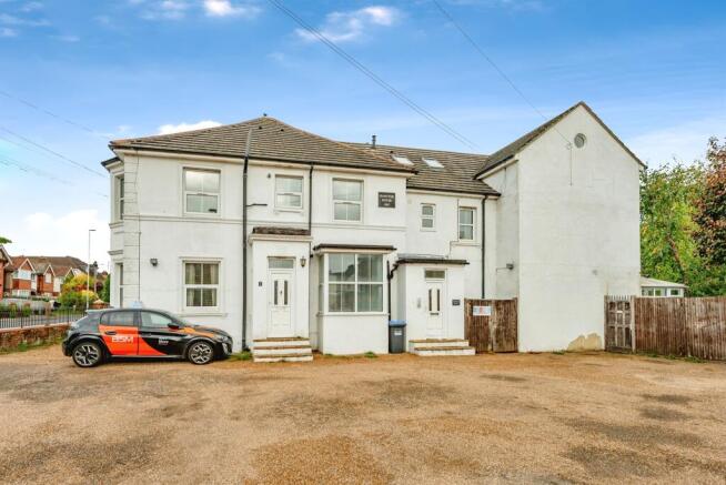 2 bed property, in Moat Road, £250,000