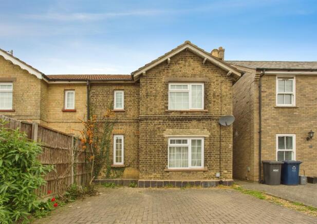 2 bed property, in Station Road, £300,000