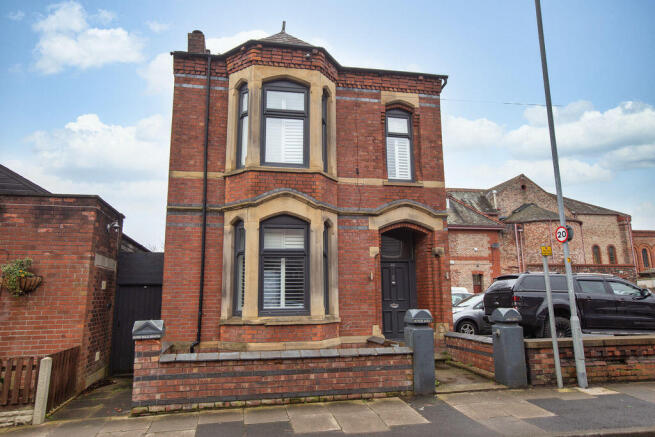 5 bed property, in Hind Hill Street, £350,000