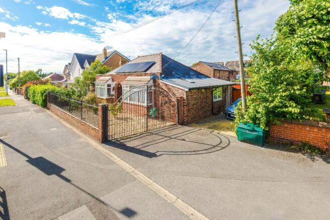 2 bed property, in Liverpool Road, £275,000