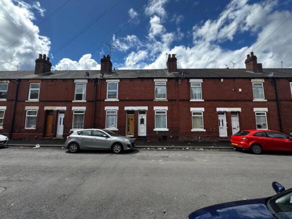 2 bed property, in Gladstone Road, £70,000