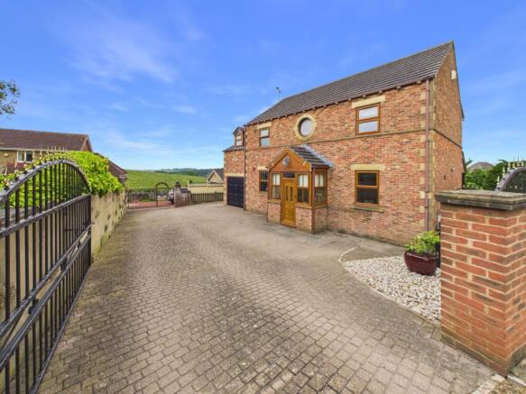 3 bed property, in Old Heybeck Lane, £575,000