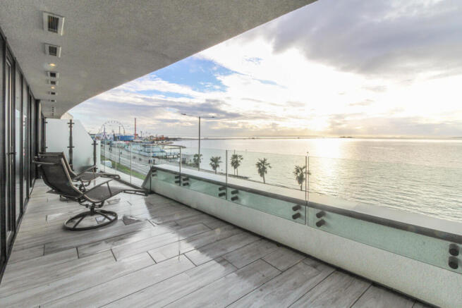 2 bed property, in Western Esplanade, £475,000