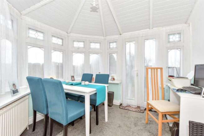 2 bed property, in Drift Lane, £300,000