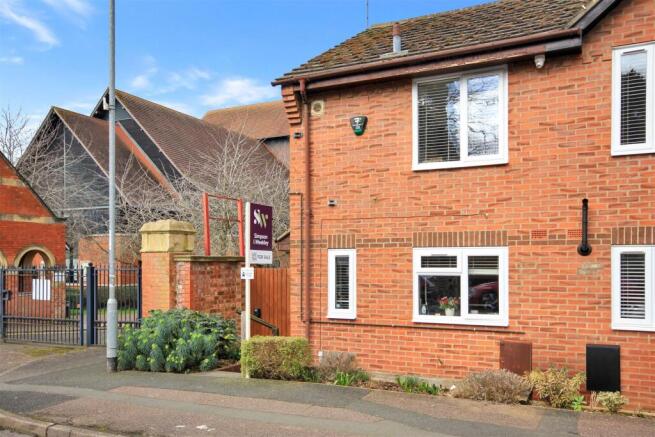 2 bed property, in Castle Road, £190,000