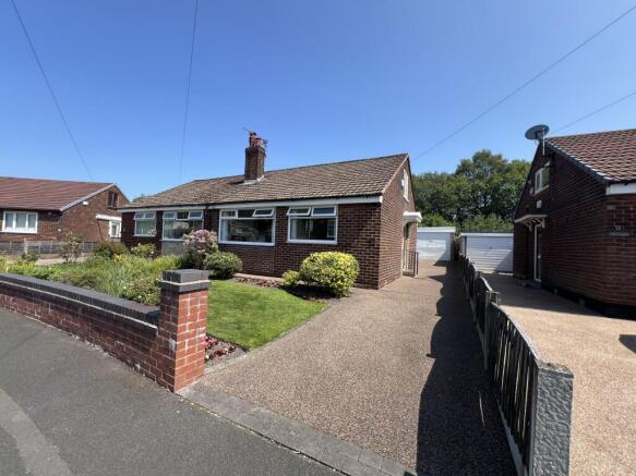 2 bed property, in Windermere Avenue, £250,000